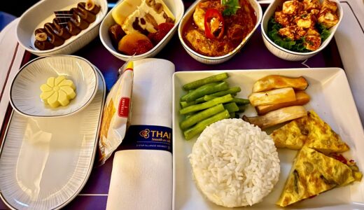 【タイ航空ビジネスクラス（ロイヤルシルク）】搭乗記！タイ料理の機内食！座席、アメニティなど！朝、夜便！Ｂ７７７！